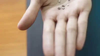 MEMS-Sensoren in einer Hand, 2017