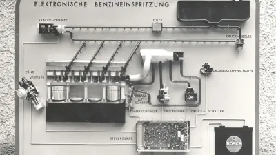 Tafel mit angebrachten Autoteilen in schematischer Darstellung