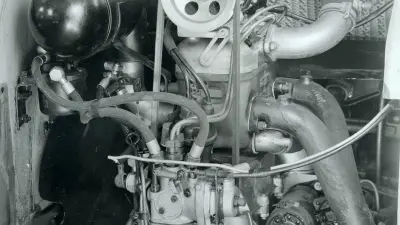 Motor in Fahrzeugchassis, unverkleidet