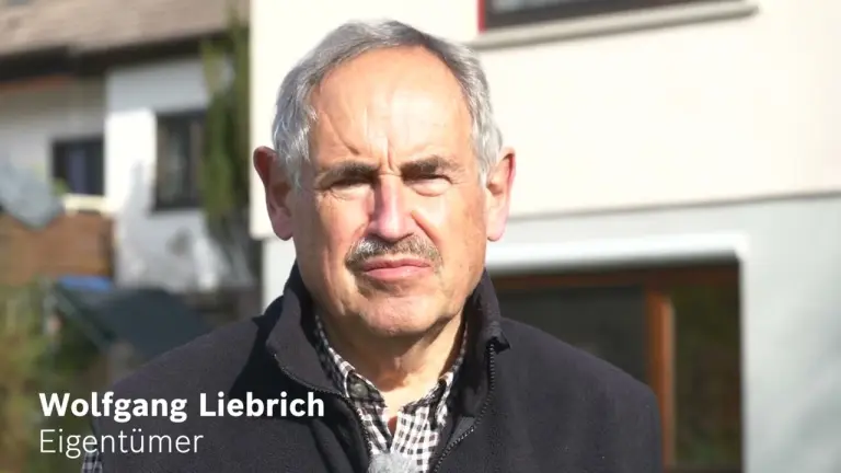 Wolfgang Liebrich steht vor einem Haus