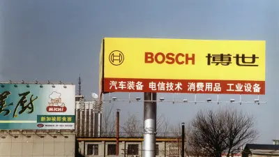 Gelbes großes Bosch Werbeschild in chinesischer Stadt
