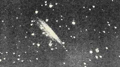 Nachthimmel mit Lichtwolke und Lichtpunkten