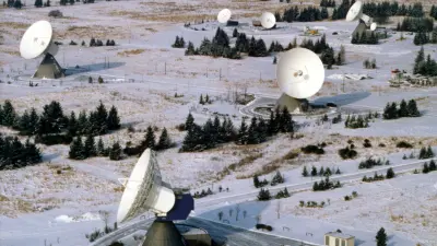 Luftaufnahme der Anlage mit sechs Parabolantennen