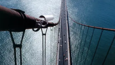 Bosch Videokamera, Golden Gate Bridge, San Francisco, USA, 2004. Bosch Building Technologies muss unter extremen Bedingungen zuverlässig arbeiten können, auch unter freiem Himmel und der Salzluft ausgesetzt.