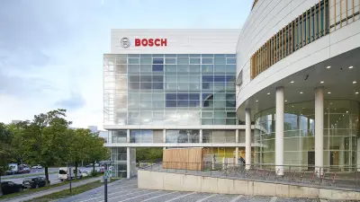 Blick auf ein modernes Bürogebäude mit Bosch-Aufschrift.