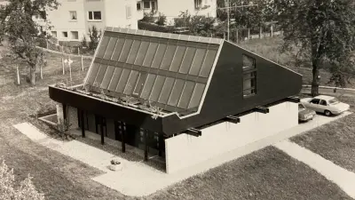 View of the test house. A large part of the roof area is equipped with solar collectors.