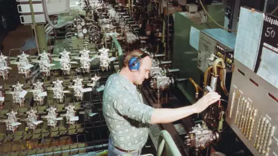 Mann mit Ohrenschützern beim Prüfen von neuen Einspritzpumpen in einer Fabrik
