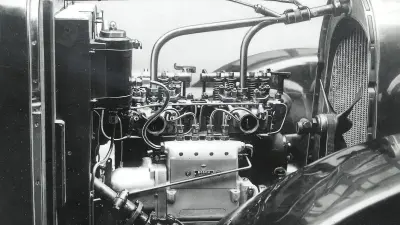 Offener Motorraum eines Autos aus den 1920er Jahren mit Bosch Dieseleinspritzpumpe im Vordergrund