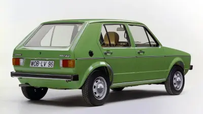 Grüner Kompaktwagen aus den 1970er Jahren