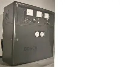 Dunkles Metallgehäuse mit zahlreichen analogen Anzeigen und Schaltern an der Frontseite