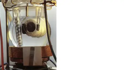 Technische Apparatur mit flüssigkeitsgefülltem Glaskörper