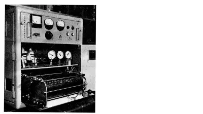 Technische Apparatur in Metallkasten, Innenleben sichtbar.