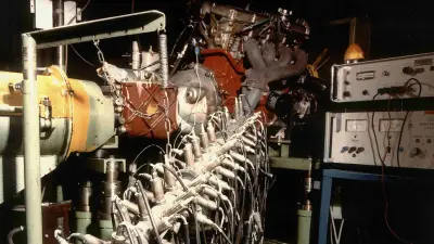 Test apparatus with engine, metal pipe with many lambda probes, and measurement devices
