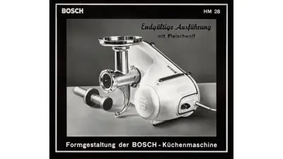 Küchenmaschine auf der Seite liegend.