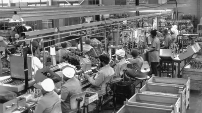 Mitarbeitende in Kleidung mit Bosch-Logo in einer Produktionshalle