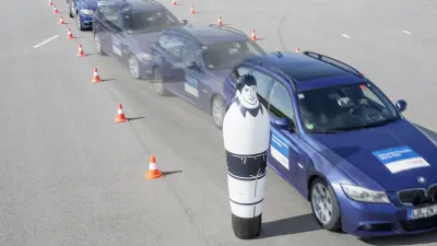 Eine auf der Fahrbahn aufgestellte Figur zwingt zum Ausweichmanöver, das in vier Sequenzen fotografiert wurde.