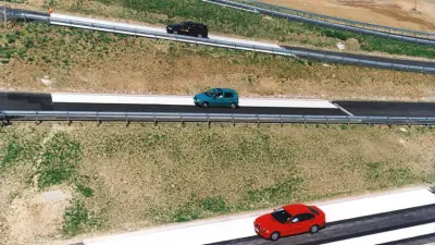Ein Hügel in übereinanderliegende Fahrbahnen mit unterschiedlichem Steigungsgrad aufgeteilt.