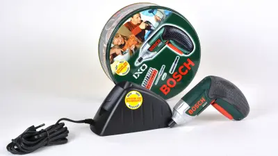 IXO-Akkuschrauber mit Schachtel und Ladegerät