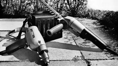 Akku-Werkzeuge vor einer Hecke