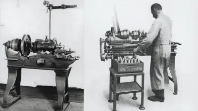 Zwei Vorderansichten von Drehbänken, auf dem rechten Bild steht vor der Drehbank ein kleiner Tisch mit einer Materialkiste, aus der ein Arbeiter ein zu bearbeitendes Teil entnimmt.