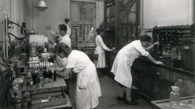 Fünf Menschen in weißen Kitteln im Labor
