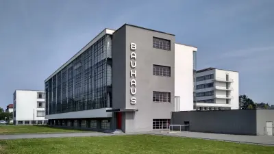 Außenansicht des Bauhaus Gebäudes in Dessau