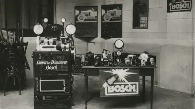 Der Messetisch von Bosch auf der Automobilmesse in Genf kam ohne viel Pomp aus. Eine elektrische Anlage bestehend aus Licht und Lichtmaschine wurde gezeigt, ebenso wie Anlasser und verschiedene Magnetzünder, 1921.