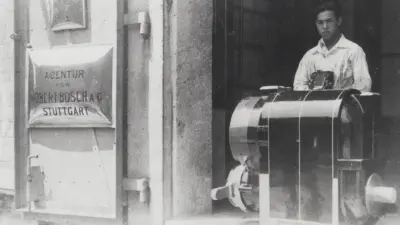 Bosch-Dienst im japanischen Kobe mit einem Riesen-Magnetzünder als Werbung, 1923.