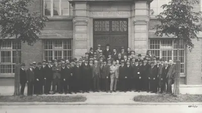 Für die meisten war es ein erstes Wiedersehen: Die erste Tagung der internationalen Bosch-Vertreter nach dem Ersten Weltkrieg fand 1920 in der Hauptverwaltung in Stuttgart statt. Die Teilnehmer kamen aus 14 Ländern.
