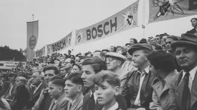 Zuschauertribüne eines Rennen. Stuttgart, 1951