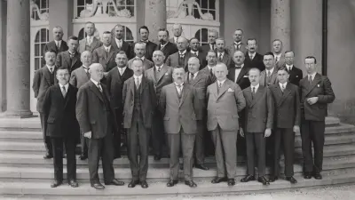 Enge Mitarbeiter Bosch versammeln sich 1928 für ein Gruppenfoto.