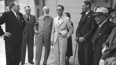 Robert Boschs großer Wunsch hat sich erfüllt: 1940 wird das Robert-Bosch-Krankenhaus eröffnet (Robert Bosch, 3. v. li)