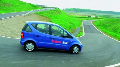Ein Auto demonstriert Bosch ESP auf einer Teststrecke im Jahr 1998.