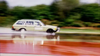 Erprobung der ersten ESP-Prototypen in einem Mercedes-Benz 230 TE, Baujahr 1983