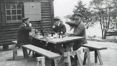 Robert Bosch an two men in front of a cabin