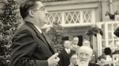 Robert Bosch listening to a speaker.