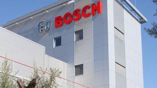 Vista exterior de un edificio Bosch moderno con el logotipo y el nombre de la empresa en un día soleado.
