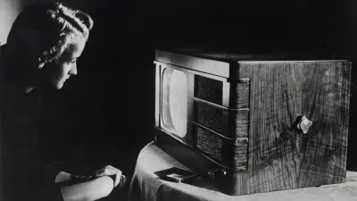The DE7 small receiver from Fernseh AG, unveiled in 1938, became a model for many subsequent home devices.
