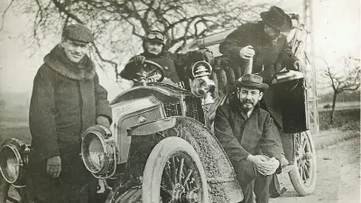 Fotopause bei herbstlicher Testfahrt der Bosch-Direktoren Borst, Honold, Zähringer und Ulmer durch Süddeutschland, 1907