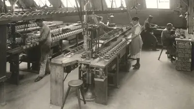 In der Stuttgarter Militärstraße, heute Breitscheidstraße, befand sich die Werkstatt der Robert Bosch AG, in der auch die Hörner zusammengebaut wurden. Stuttgart, 1925