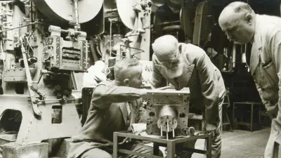 Until his old age, Robert Bosch was interested in the processes and associates in his company. During a tour of the Feuerbach plant, the 80-year-old has everything shown and explained in detail.