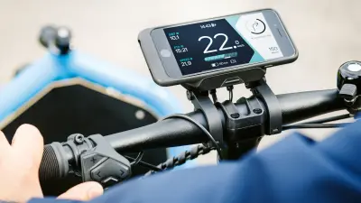 Bicycle handlebars on which a smartphone has been mounted crosswise