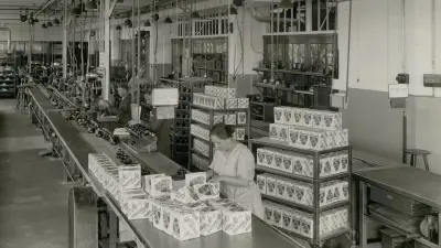 Das Fließband beschleunigte Produktion und Logistik beim Verpacken von Bosch Radlichtern erheblich, 1929