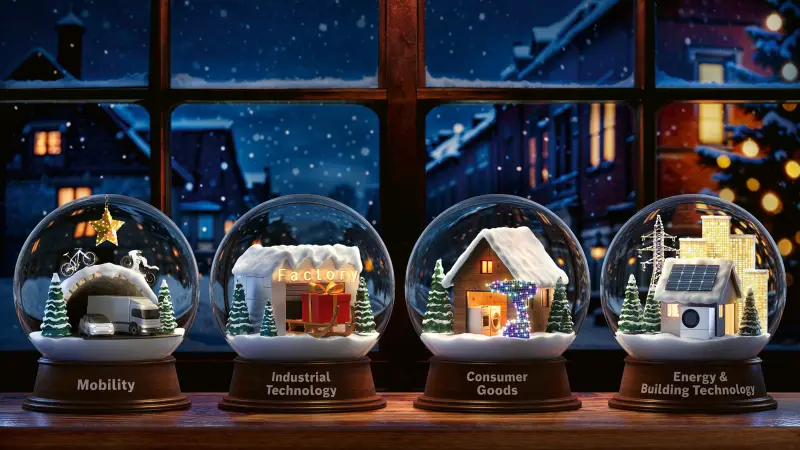 Vier Schneekugeln auf einer Fensterbank mit Motiven: Mobility, Industrial Technology, Consumer Goods, and Energy & Building Technology.