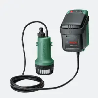 Bosch Akku-Regenwasserpumpe mit grüner Tauchpumpe, schwarzem Schlauch und Akku-Steuereinheit.