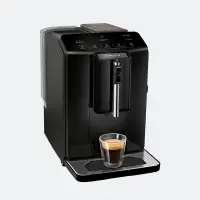 Kaffeevollautomat Bosch VeroCafe Serie 2 in schwarz, unter dem Auslauf steht ein Glas Espresso.