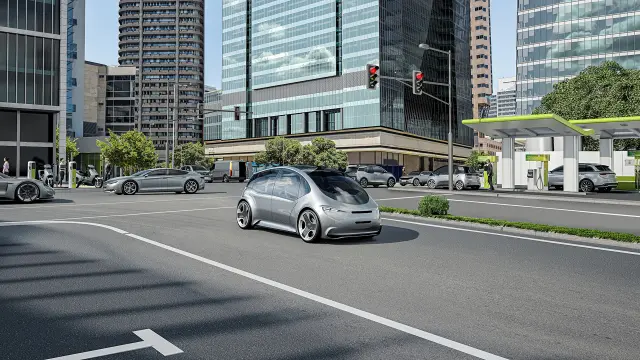 Ein futuristischer Pkw fährt durch eine realistisch gestaltete Großstadt.