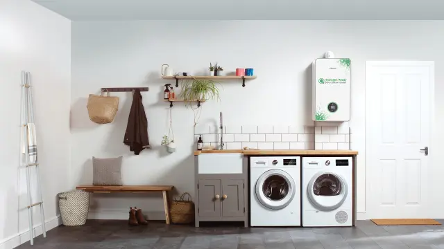 H2 Boiler an der Wand installiert in einem Waschraum