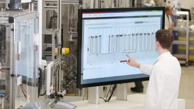 Man in front of a screen in the Bosch location Homburg