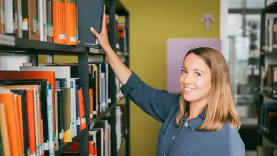 A doctoral student studying in the Bosch Research library.
